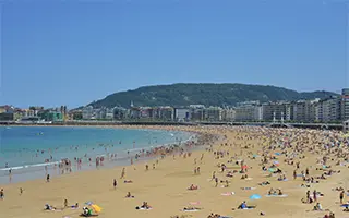 Пляж Ла-Конча в Испании: гигантская ракушка на берегу Атлантики